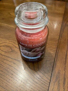 Yankee Candle Whiskers on Kittens Jar Candle, 22 oz,‎ new